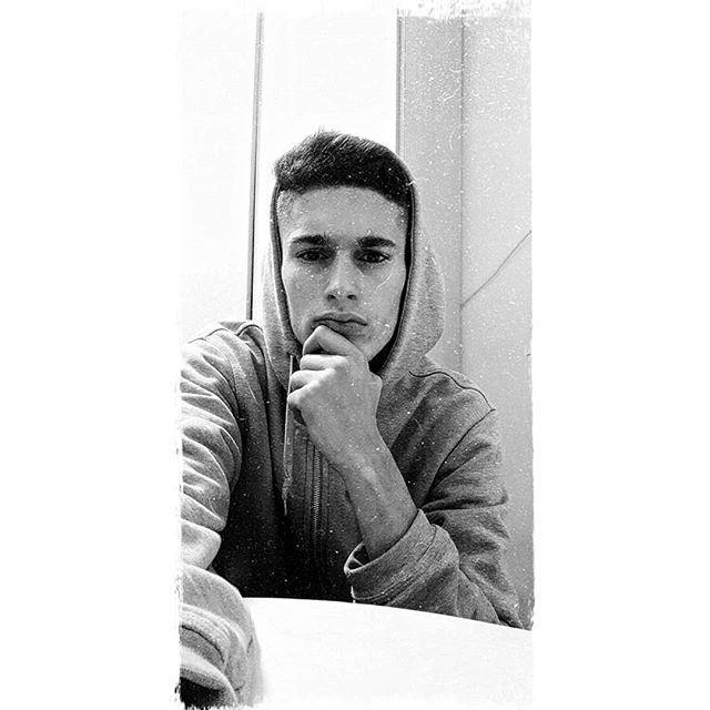 Estudiante da clases particulares de matemáticas a jóvenes