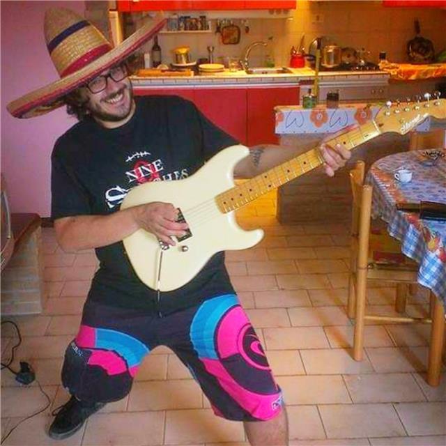 Corde in una mano e chitarra in un altra, impariamola a suonare adesso