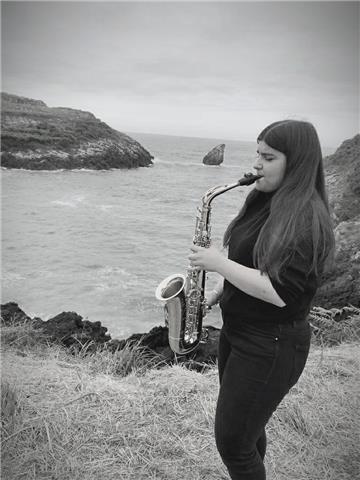 Estudiante de Saxofón con el título de Grado Medio en esta especialidad, ofrezco clases de lenguaje musical, ayuda para preparar las pruebas de acceso y lecciones particulares de Saxofón, tanto de iniciación como de profundización