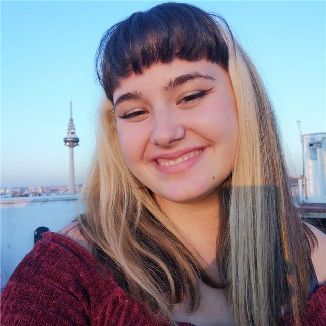 Profesora de lengua castellana y literatura ofrece aprender sintaxis, análisis de textos, ortografía, literatura y todo lo que se te resista