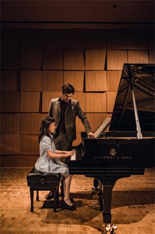 Personalized music lessons / clases particulares personalizadas y a domicilio :: in native english o español nativo :: piano clásico & teclado moderno * guitarra acústica o eléctrica *bajo * ukelele