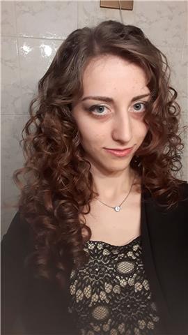 Studentessa universitaria di matematica disponibile per lezioni a studenti della scuola media e superiore