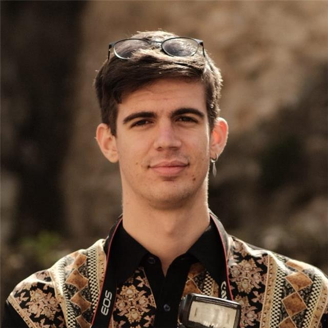 Monitor particular joven ofrece clases de historia y filosofía para eso y bachiller