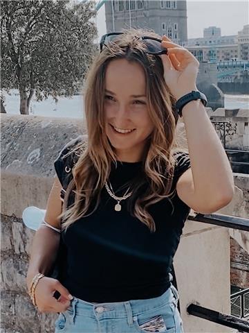 Studente universitaria da ripetizioni di inglese fino a livello b2 per scuole elementari, medie e superiori e adulti. assistenza allo studio scuole elementari e medie