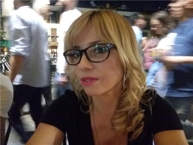 Docente di inglese, tedesco e francese al liceo,e' disponibile per lezioni delle suddette materie a studenti con debito e per tutto l'anno sc. 2019/20