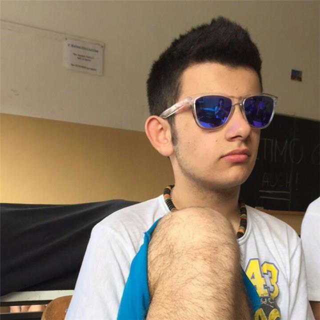 Diplomato presso istituto tecnico commerciale Astolfo Lunardi , inoltre studente presso Conservatorio Luca Marenzio di Brescia