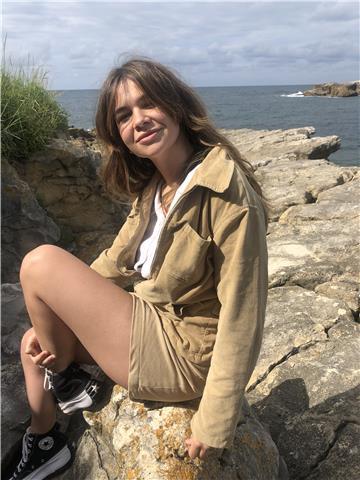 Soy julia, curso tercero de economía en la uc, lo que considero importante a la hora de valorar mis aptitudes para poder impartir materia básica en primaria y eso.
 lo que realmente me hace apta para este trabajo es mi experiencia trabajando con niños, ya