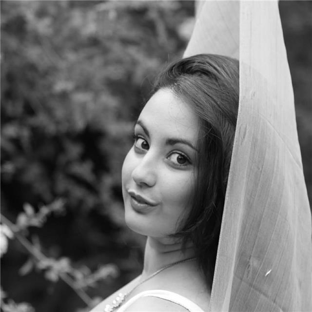 Arpista cantante ed insegnante, laureata al conservatorio di musica offre lezioni private di Arpa, teoria e solfeggio
