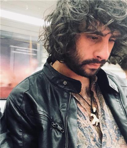 Puedo dar clases de iniciación a la guitarra, colocación de acordes, quintas, escalas etc, apoyando mis clases más en contenido audiovisual que en deberes propiamente concebidos