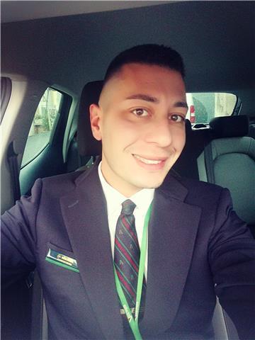 Ragazzo laureato, serio, impartisce ripetizioni di storia e italiano