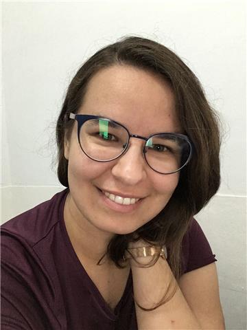 Soy una persona extrovertida pero exigente. Me gusta infundir en mis alumnos pasión y ganas por la materia, a la vez q se sientan cómodos sin perder su individualidad. Considero que un alumno progresa, cuando le das libertad a ser uno mismo