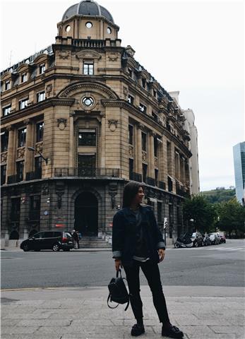 Estudiante de gestión y marketing empresarial de la ubs ofrece clases particulares para niños y niñas de primaria de matemáticas o lengua