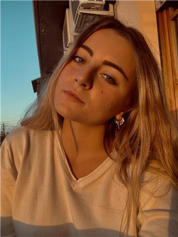 Diploma liceo linguistico e studentessa universitaria, offro aiuto compiti/ traduzioni/grammatica per studenti delle scuole medie e superiori. orari flessibili. 
certificato b2 di inglese e spagnolo