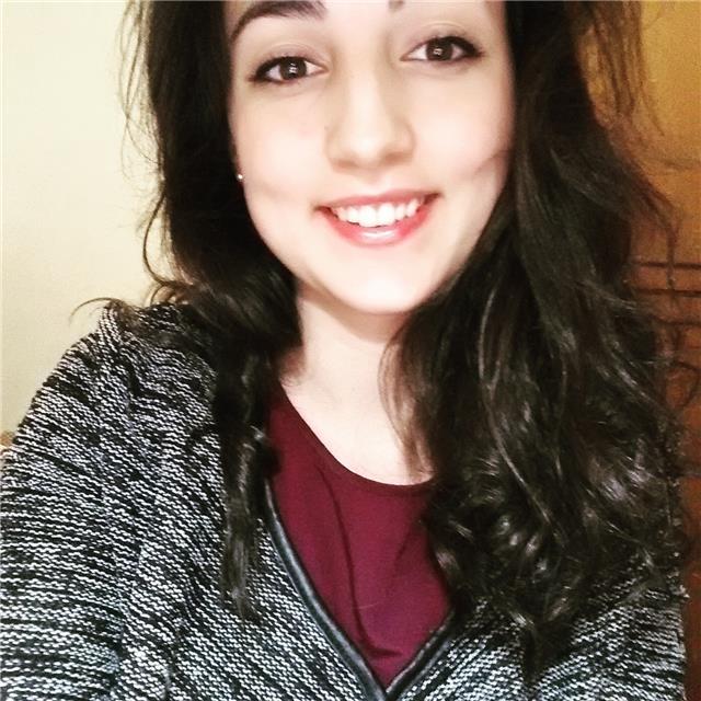 Studentessa di chimica farmaceutica impartisce lezioni di chimica