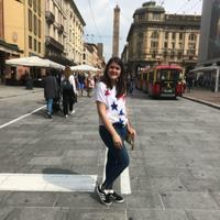 Ragazza diplomata al liceo linguistico