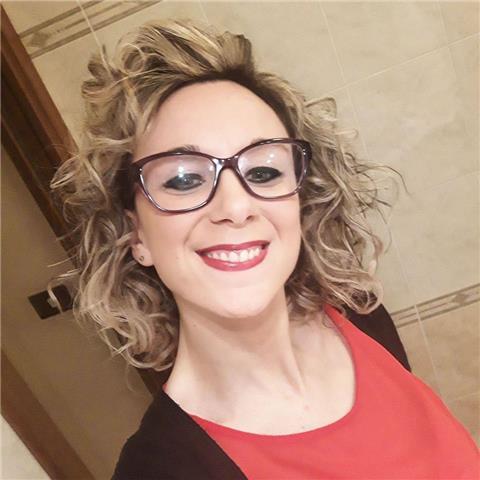 Laureata in lingue (scienze della mediazione linguistica), giornalista praticante impartisce lezioni di lingua straniera (inglese, tedesco, spagnolo) e ripetizioni nelle materie umanistiche per bambini e ragazzi di scuole medie e superiori