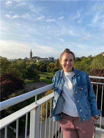 Profesora de inglés a la vez que estudiante con mucha pasión por el aprendizaje y los idiomas