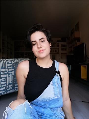 Estudiante universitaria con experiencia laboral y en el extranjero. 
Se ofrecen clases de conversación y gramática para niveles de primaria, Eso, bachillerato y adultos que quieran mejorar su nivel de inglés. 
Las clases pueden ser presenciales o por pla