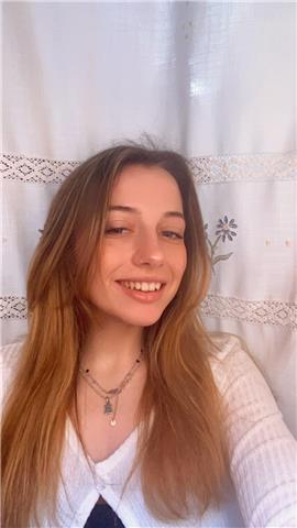 Soy una chica de 19 años, que ofrece clases particulares desde infantil hasta la eso incluida. cuento con el titulo de bachillerato de ciencias y en proceso de un grado superior de medicina. me encantaría ayudar y mostrar mis formas de aprender a los demá