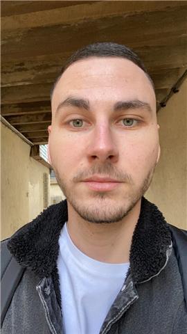 Disponible pour aider l’élève à faire ses devoirs