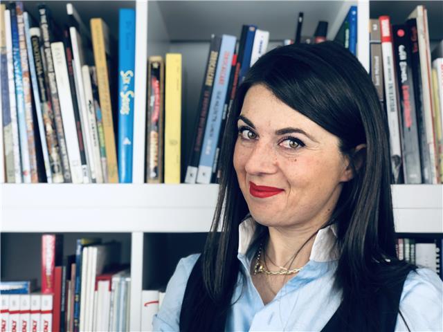 Sono una giornalista, laureata in scienze della comunicazione. Ho vinto premi letterari fin da bambina, grazie al mio amore per la lingua e la letteratura italiane. Mi appassiona la trasmissione del nostro patrimonio linguistico alle nuove generazioni, af