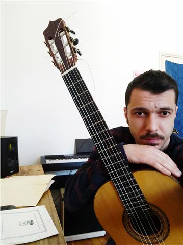 Docente di chitarra , diplomato al conservatorio e abilitato all'insegnamento, offre lezioni di strumento, teoria musicale e armonia.
 Le lezioni sono rivolte sia a studenti che muovono i primi passi nel campo strumentale che a chi vuole approfondire la c