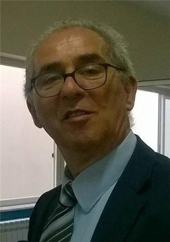 ex insegnante laureato in architettura con buona propensione sia per le materie scientifiche che per le letterarie pone la propria esperienza e cultura al servizio dei ragazzi della scuola secondaria di primo grado