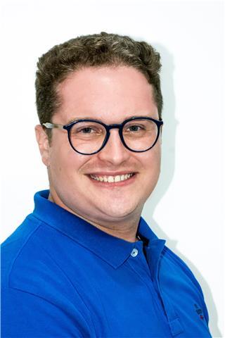 Studente laureando di architettura impartisce lezioni di disegno