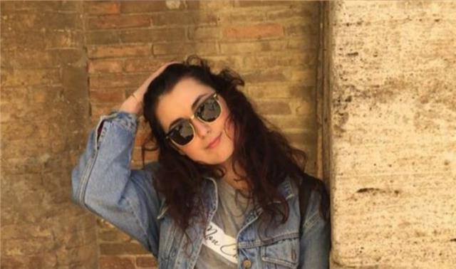 Ragazza universitaria offre lezioni a bambini e ragazzi, dalle elementari dino alle superiori. Specialmente per quanto riguarda le lingue e le materie umanistiche in generale