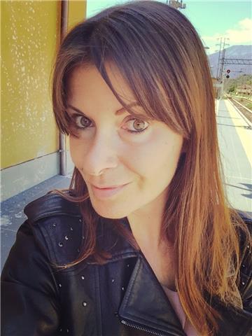 Dopo aver ottenuto una certificazione per insegnare Italiano ad adulti a Londra, ho insegnato presso la scuola di lingue International House, oltre che offrire lezioni private, sia d'italiano che d'inglese. Ho un approccio amichevole e mi piace programmar