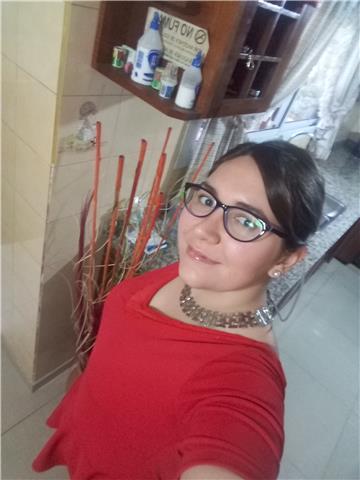 Profesora imparte clases a alumnos de todas las edades