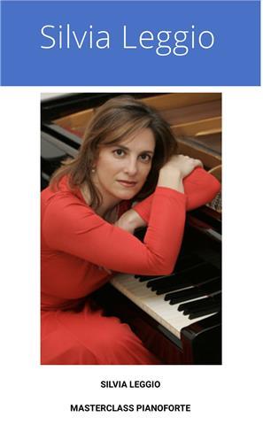 Docente di conservatorio impartisce lezioni di pianoforte