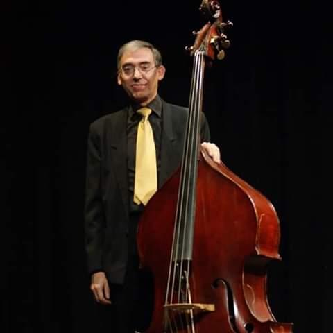 Sóc professor de llenguatge musical piano i contrabaix. I puc donar classes a partir de 7 anys i adults