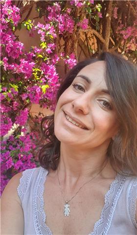 Laureata in giurisprudenza e master in economia, formazione in diritto privato e pubblico, e conseguimento dei 24 cfu, impartisce lezioni di diritto ed economia. Ottime capacità esplicative e comunicative con i ragazzi