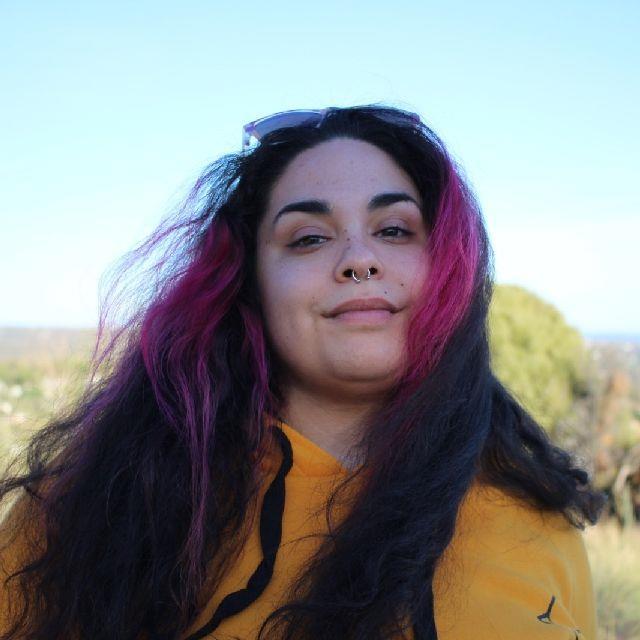 Profesora con experiencia dando clases y muy extrovertida.
todas las edades