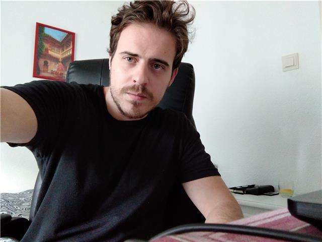 Soy profesor de inglés britanico. certificado en tefl. clases dinamicas y entretenidas a todos los niveles. tambien para empresas