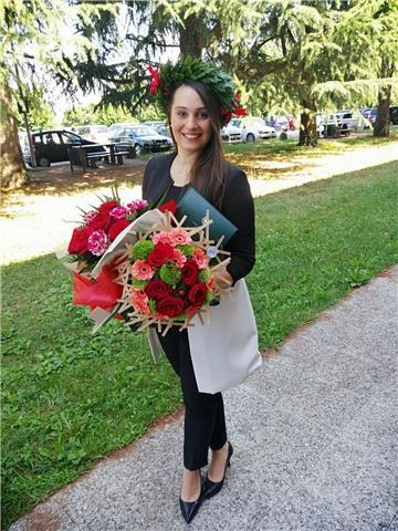 Giovane laureata offre lezioni private di matematica a ragazzi che frequentano le scuole elementari, medie e superiori
