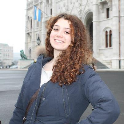 Studentessa di lettere e diplomata al liceo scientifico offre lezioni di tutte le materie alle medie e di latino, inglese, matematica, italiano e storia in licei e scuole superiori
