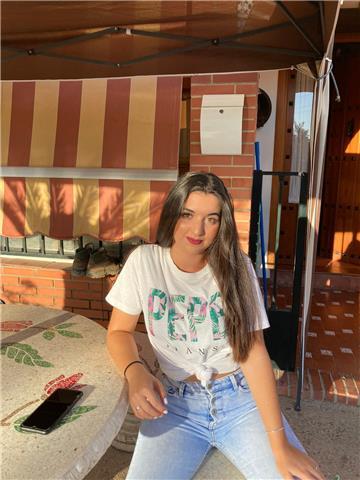 Profesora particular con un año de experiencia. soy estudiante de radioterapia y dosiometria. cuento con el titulo de la eso y de bachillerato científico bilingüe con un 8,24 de nota media. tengo un nivel b2 en inglés. podría dar clases a niños de primari