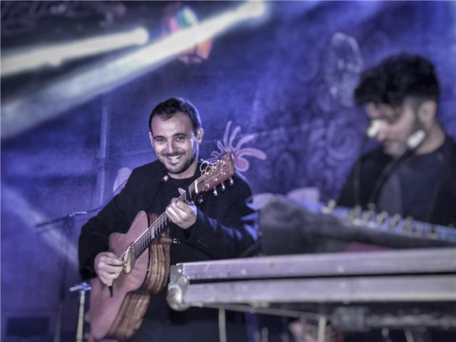 Con esperienza decennale, si offrono lezioni di chitarra