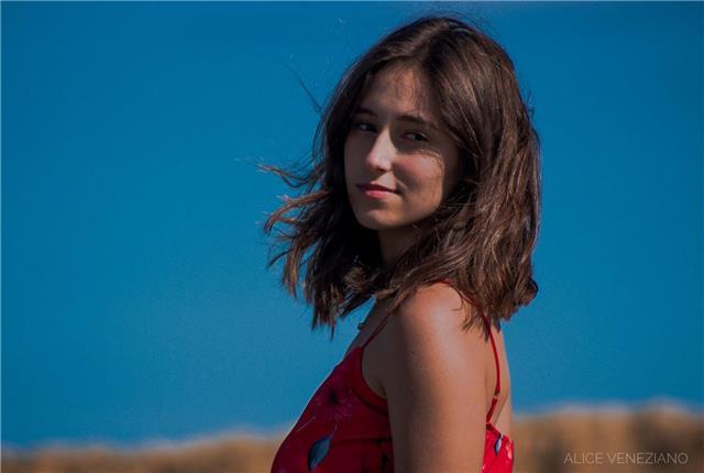 Studentessa appassionata della letteratura italiana offre le sue conoscenze