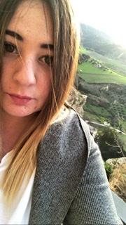 Simpatica, empatica, me estudio antes el tema antes de dar las clases, tengo paciencia