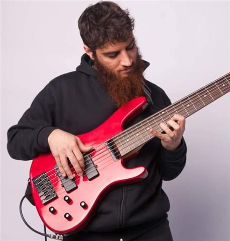 Clases de bajo en barcelona. clases personalizadas, enfocadas en tus objetivos y el repertorio de tu preferencia