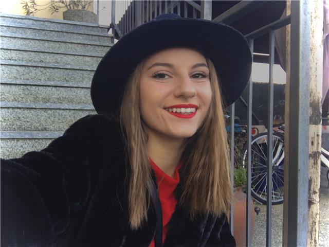 Ragazza di 5ª superiore offre ripetizioni di inglese e italiano per scuole primarie e scuole secondarie di primo grado