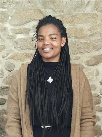 Clases de apoyo en educación primaria. estudiante del grado de maestro en educación primaria