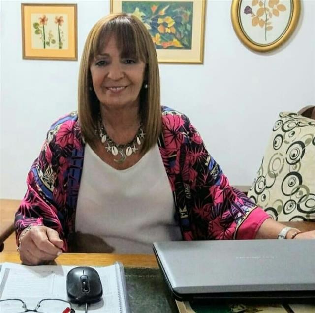 Profesora de Enseñanza Media y Superior en Lengua Inglesa egresada de la Universidad Nacional de Cuyo - Argentina, ofrece clases particulares de Inglés Online