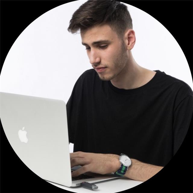 Ingeniero informático ofrece clases de matemáticas o programación