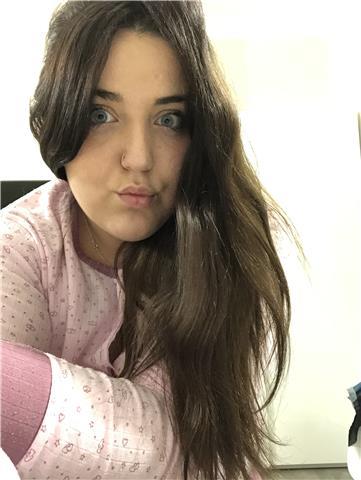 Ragazza frequentante il liceo delle scienze umane. Per ragazzi di medie ed elementari qualsiasi materia, aiuto compiti, tesina, ripetizioni