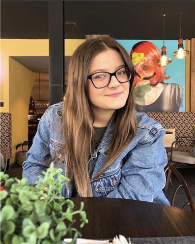 sono una studentessa universitaria con la passione per le lingue e in particolare per l’inglese, motivo per il quale ho scelto un indirizzo con lezioni ed esami interamente in inglese (solo il terzo anno). Inoltre mi piace guardare programmi e film in lin