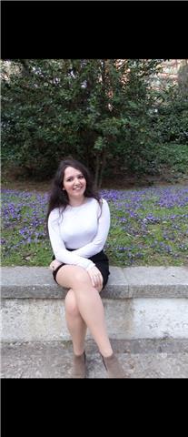 Pedagoga social da clases de apoyo y refuerzo escolar sobre todo a menores que estén cursando primaria